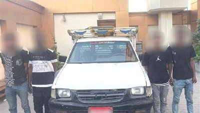 القبض على 4 أشخاص لاتهامهم بتهديد سائق والاستيلاء على سيارته بالأقصر