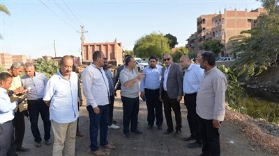 محافظ أسيوط يتفقد أعمال رصف طريق أبنوب – العوامر.. ويوجه بمراعاة الجودة في التنفيذ
