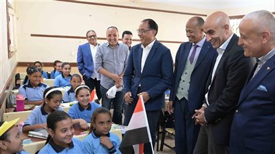 ما سر ابتسامة وسعادة رئيس الوزراء خلال زيارته لمدرسة بالأقصر؟| صور