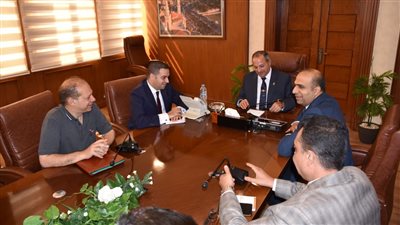 محافظ بورسعيد يستقبل مساعد وزيرة البيئة لمناقشة آليات التعاون في ملف النظافة