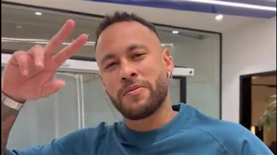 ليست شقيقته.. نيمار يستغل إصابته للاحتفال بعيد ميلاد جديد بالبرازيل 