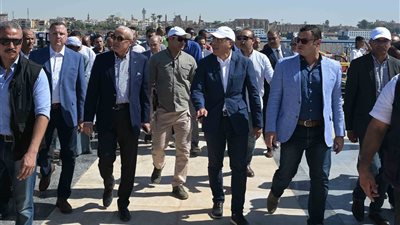 رئيس الوزراء يتابع اختبار عينات محطة مياه شرب بإسنا والتأكد من نقائها وسلامتها