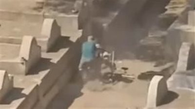 مصدر أمني يكشف تفاصيل فيديو متداول لشخص ينبش قبور الموتى بالخانكة | بث مباشر