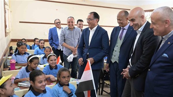 رئيس الوزراء بمدرسة