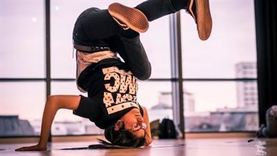 خبراء يحذرون من مخاطر ممارسة رياضة البريك دانس 