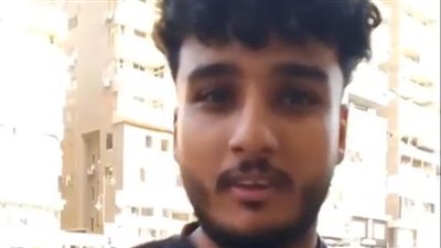 طالب جامعي يفترش الرصيف بالسوشي: زبون قال لابنه قدامي ذاكر علشان متبقاش زيه| بث مباشر