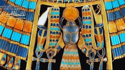 مطعمة بأحجار كريمة.. المتحف المصري بالتحرير يلقي الضوء على تمائم توت عنخ آمون| صور 