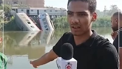 شاهد عيان على حادث قطاري المنيا: الإصابات صعبة.. والمكان مسميينه مزلقان الموت | بث مباشر