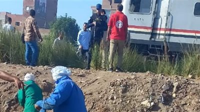من موقع الحادث.. الهلال الأحمر يقدم الدعم النفسي والمساعدات العاجلة لمصابي حادث قطاري المنيا |صور