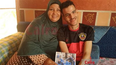 مهووس بحب الأهلي وجمهورية شبين.. والدة أشهر مشجع من ذوي الهمم: والده بيحمله للاستاد ونفسه يقابل محمد صلاح
