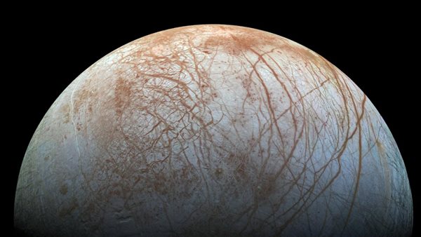 القمر الجليدي 