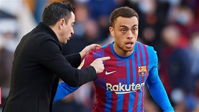 ديست: تشافي لم يكن صادقًا معي.. وفي عهده مع برشلونة شعرت أنني كنت ألعب بقيود