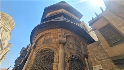 الآثار تنتهي من وضع 73 لوحة إرشادية لـ 21 مبنى أثري بشارع المعز | صور 