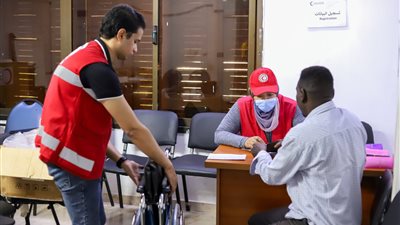 الهلال الأحمر يسلم مساعدات طبية لذوي الإعاقة من اللاجئين والمهاجرين في مصر | صور