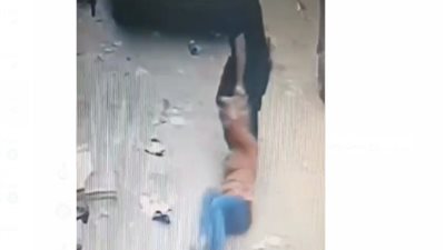 القبض على زوج سحل زوجته وقص شعرها بسلاح أبيض وسط الشارع بالعجوزة| صور وفيديو 