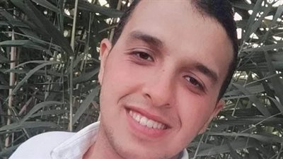 أسرة ثالث ضحايا حادث قطاري المنيا تنتظر استلام جثمانه أمام المستشفى | بث مباشر