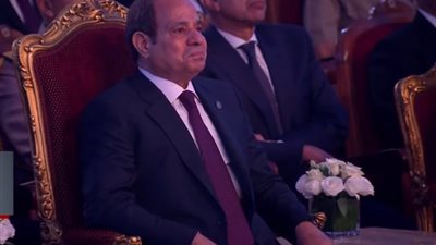 اللي هيقربلها هنشيله من فوق وش الأرض.. تأثر السيسي خلال عرض فيلم انتصارات أكتوبر حكاية شعب