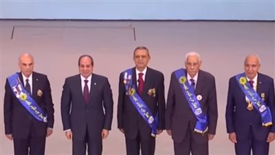 السيسي يقدم التحية لمجموعة من أبطال حرب أكتوبر: مهما عملنا مش هنقدر نكافئكم | بث مباشر