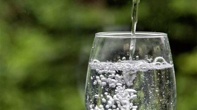 يساعد في ترطيب الجسم.. فوائد إضافة الملح للماء