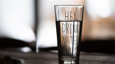 فوائد شرب المياه على الريق.. 20 فائدة سحرية لن يخبرك بها أحد