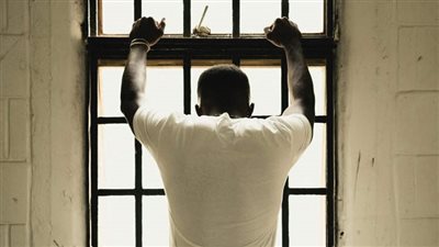 لتنظيف الأرضيات ونشر الغسيل.. القبض على لص غريب الأطوار يقتحم المنازل ليؤدي الأعمال المنزلية