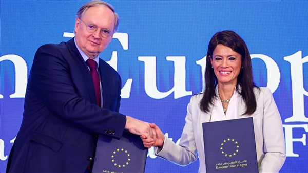 جانب من توقيع العقود