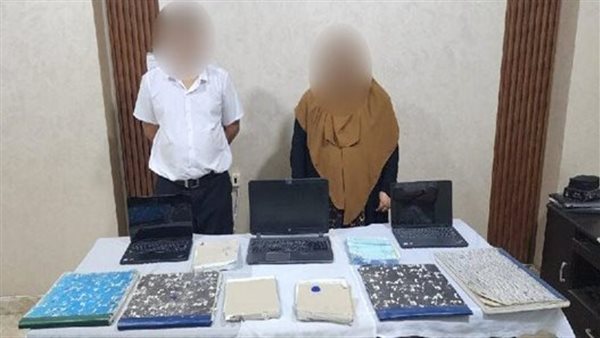 المتهمة وزوجها والمضبوطات