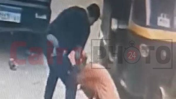 زوج يسحل زوجته 