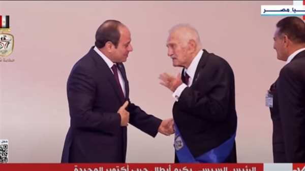 الرئيس السيسي يكرم