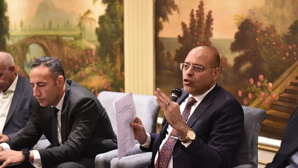 وزير العمل خلال الاجتماع