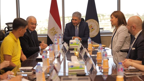 وزير السياحة يلتقي