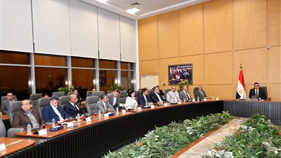 وزير الإسكان يبحث مع مجموعة من المطورين العقاريين مشاركتهم في فعاليات المنتدى الحضري العالمي