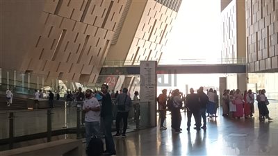 بعد افتتاحه تجريبيا.. أجانب يلتقطون الصور مع ملوك مصر القديمة بالمتحف المصري الكبير