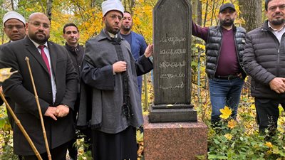 اعتزازا بمصر وعظمائها.. وزير الأوقاف يزور ضريح العالم الأزهري محمد عياد الطنطاوي في روسيا