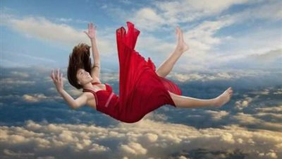 تفسير حلم الوقوع من مكان مرتفع للعزباء.. مبشر إن كان في المسجد