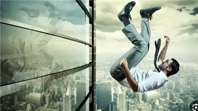 تفسير حلم الوقوع من مكان مرتفع.. راجع معاصيك وكافح فشلك أولًا