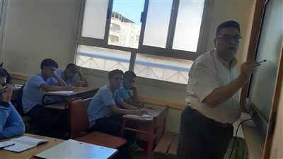 لسد عجز المعلمين.. مدير مدرسة بأكتوبر يشرح مادة الفيزياء لطلاب المرحلة الثانوية