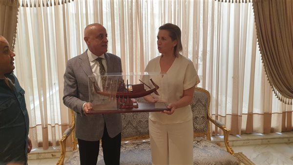 محافظ الأقصر يهدي