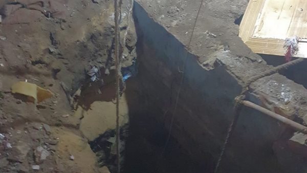 الحفرة المنهارة