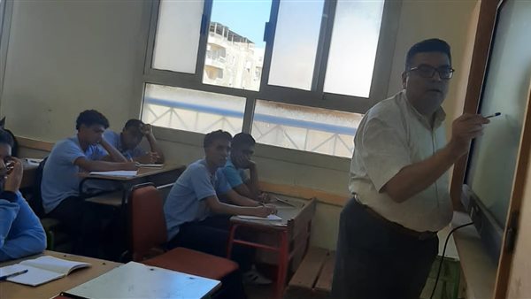 مدير مدرسة يشرح مادة