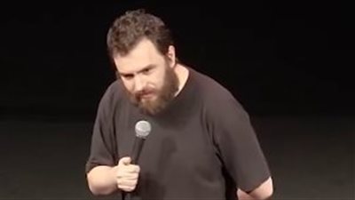 الكراسي بجوارك فارغة لأنك تُقيم منطقة عازلة.. كوميديان يسخر من إسرائيلي في حفل ببلغاريا