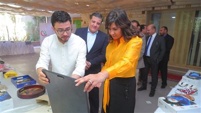 خلال زيارتها مقر المؤسسة.. نبيلة مكرم تشيد بجودة خدمات صناع الخير