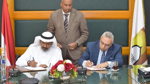 جانب من توقيع البروتوكول