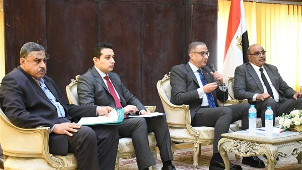 خلال اجتماعة باللجان