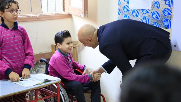 وزير التعليم مع الطالب