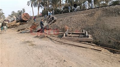 انقلاب عربتين من قطار بضائع في الجيزة.. وإصابة 3 أشخاص | صور
