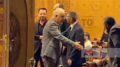  الحزن يسيطر على أحمد زاهر خلال استقبال عزاء خالته بمسجد الشرطة.. وأشرف زكي أول الحضور