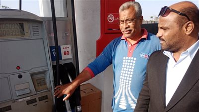 حملات تموينية على محطات الوقود ببورسعيد.. والتموين تؤكد توافر البنزين دون زحام| صور