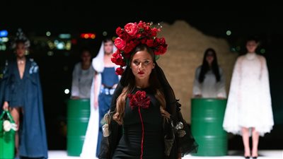 ظهور مميز لـ نيللي كريم عارضة أزياء في ختام أسبوع الموضة بالرياض