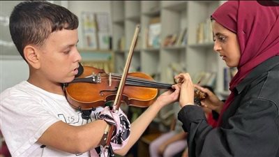  بالكمان والعود.. مدربة فلسطينية تعلم الأطفال العزف: عشان يسمعوا موسيقى بدل أصوات القصف